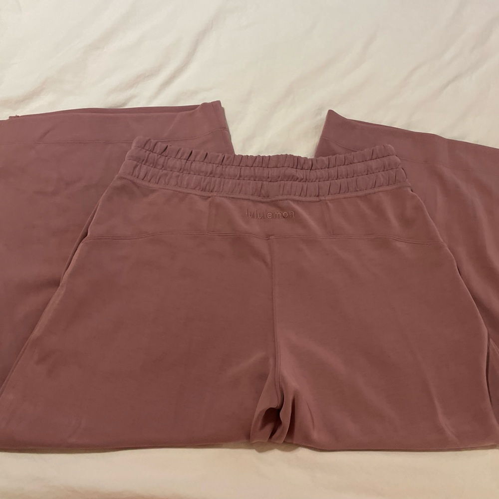 Lululemon, sz 10, dusty rose, wide leg, cropped
